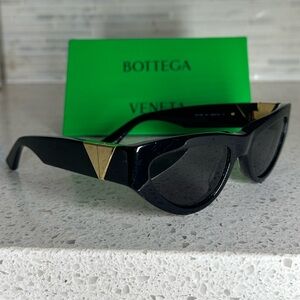 BOTTEGA VENETA CAT EYE SUNGLASSES - BLACK & GOLD